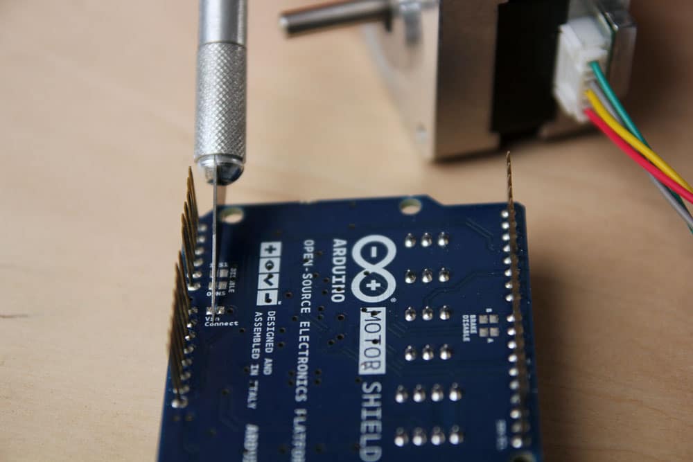 Arduino-Motor-Shield-Rev3-Cutting-the-Vin-Connect-jumper
